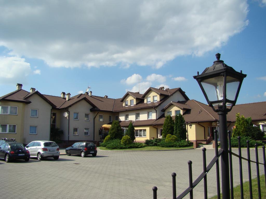 Corona Hotel Tychy Buitenkant foto